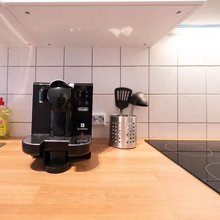 Apartment 2 Zimmer Mit Balkon, Wohnzimmer Mit Arbeitsplatz, Zentral, Top! *